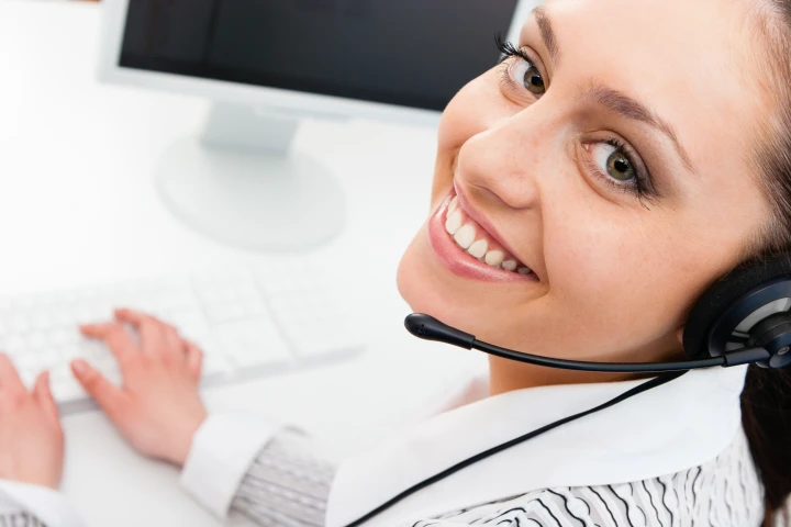 Cosmopolitan Aesthetics Hannover und Braunschweig - Nahaufnahme einer lächelnden Callcenter-Mitarbeiterin
