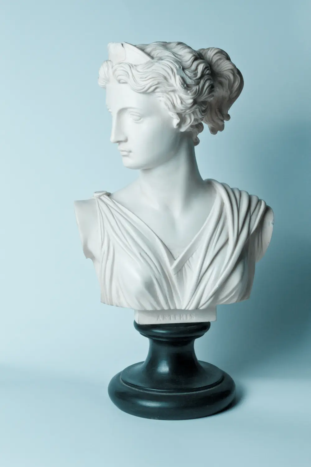 Cosmopolitan Aesthetics Hannover und Braunschweig - Nahaufnahme des Gesichts einer alten Marmorstatue, die detaillierte Schnitzereien und subtile Verfärbungen zeigt und ein Gefühl von Geschichte und stiller Kontemplation hervorruft.