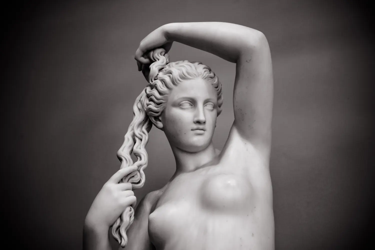 Cosmopolitan Aesthetics Hannover und Braunschweig - Junge Frau aus weißem Marmor, isoliert auf schwarzem Hintergrund. Venus (Aphrodite), Göttin der Liebe, für Innenplakate, Drucke, Tapeten, Design, Cover. Historisches Erbe, Beispiel für weibliche Schönheit, Klassizismus. 