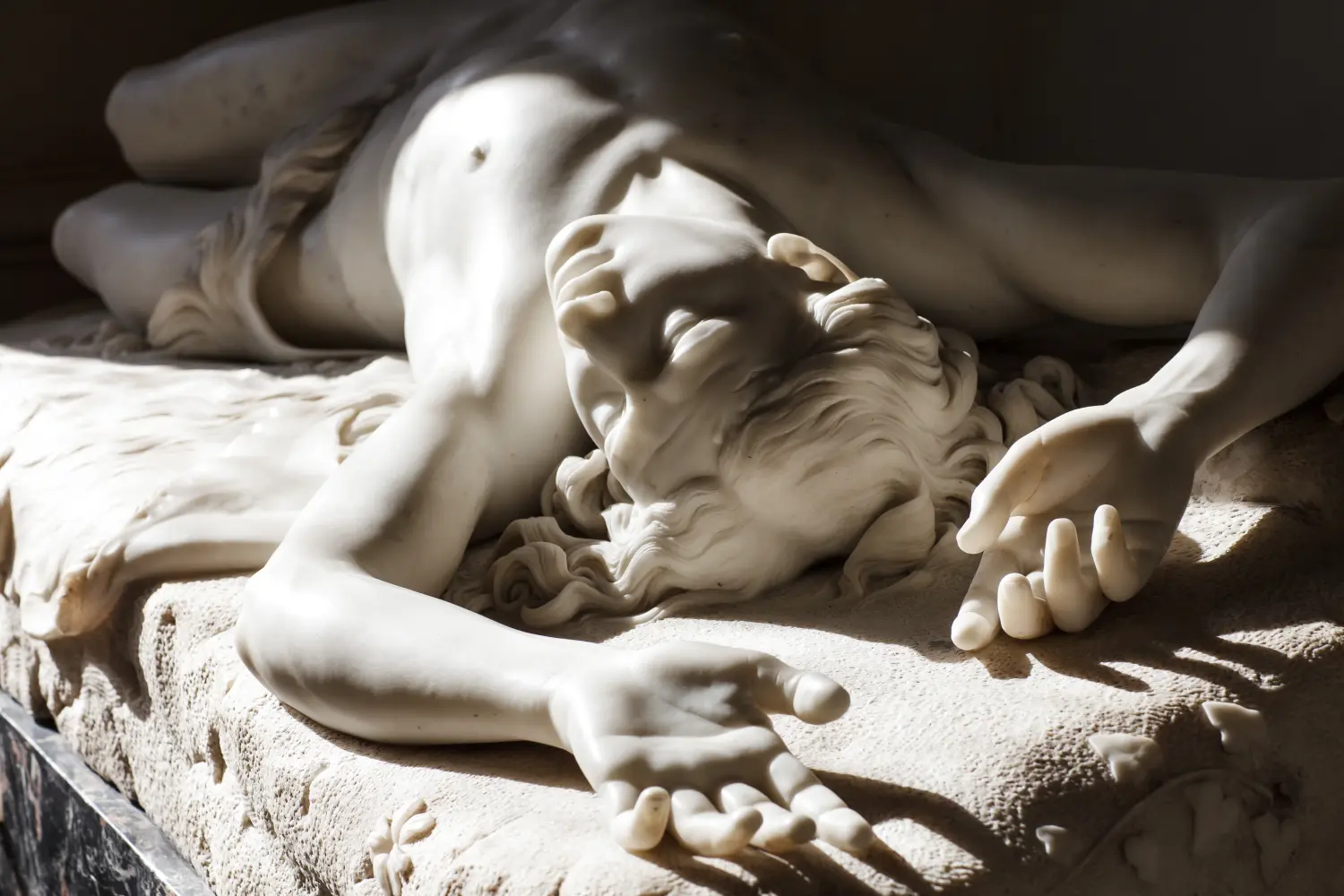 Cosmopolitan Aesthetics Hannover und Braunschweig - Der junge Mann liegt in der Sonne. Antike Skulptur, klassische Kunst