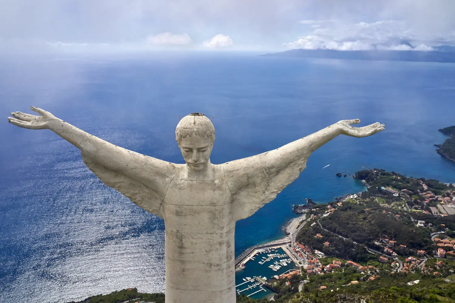 Cosmopolitan Aesthetics Hannover und Braunschweig - Blick auf die große Statue in der Stadt Maratea in Italien
