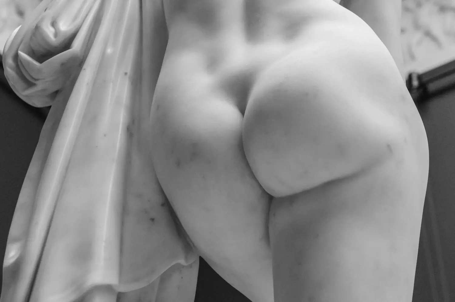 Cosmopolitan Aesthetics Hannover und Braunschweig - Antike Marmorskulptur einer Frau von hinten. Detailansicht des Gesäßes der Marmorstatue mit festem Po.