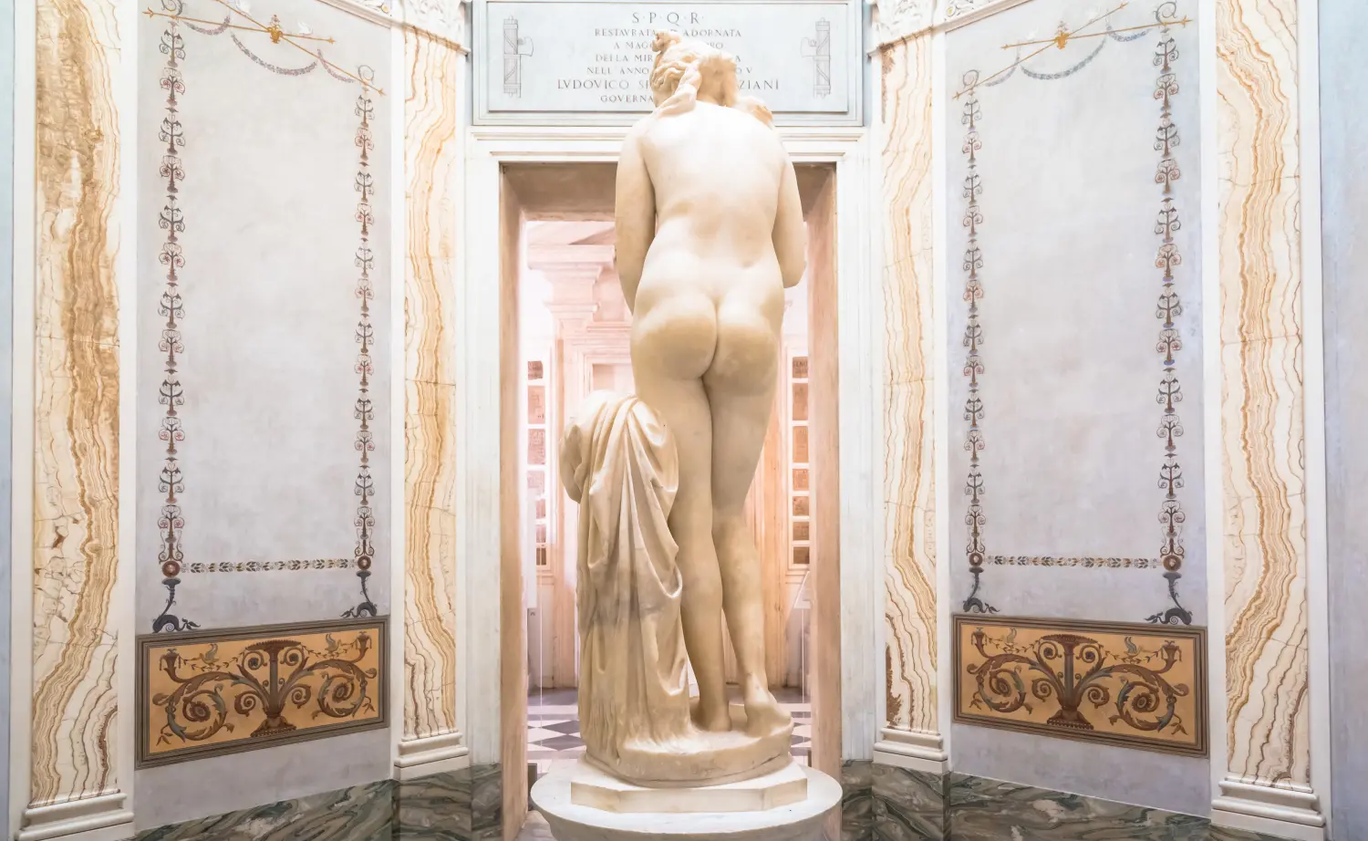 Cosmopolitan Aesthetics Hannover und Braunschweig - Römische antike Statue der Kapitolinischen Venus aus Marmor. Rom, Italien