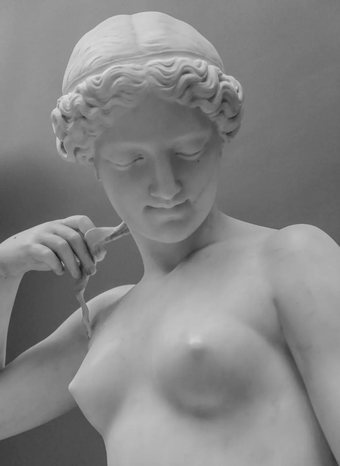 Cosmopolitan Aesthetics Hannover und Braunschweig - Weiße Marmorskulptur Kopf einer jungen Frau. Statue einer sinnlichen nackten Frau aus der Renaissance-Kunstzeit im antiken Stil