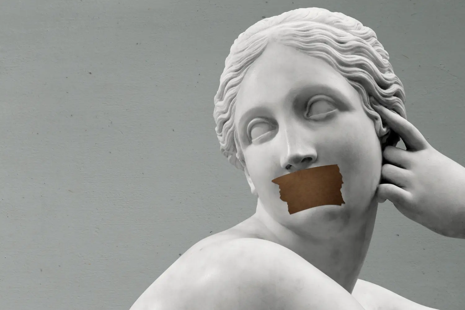 Cosmopolitan Aesthetics Hannover und Braunschweig -  Antike griechische Marmorskulptur mit geklebten Lippen – ästhetischer Hintergrund