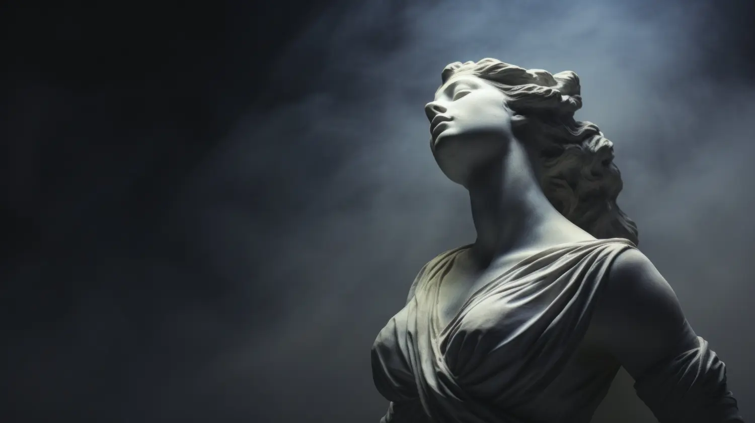 Cosmopolitan Aesthetics Hannover und Braunschweig - Antike Statue einer weiblichen Person in mystischem Dunst vor düsterem, dunklem Hintergrund, wunderschöne Statue einer jungen erwachsenen Frau in einer Aura aus Schönheit und Geheimnis mit zeitlosem Reiz